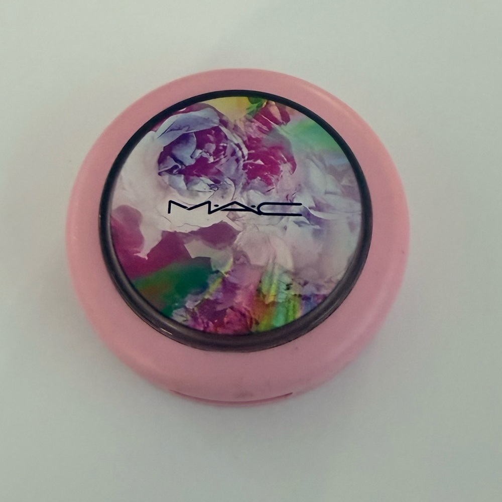 MAC Royal flush extra dimension, skin finish.